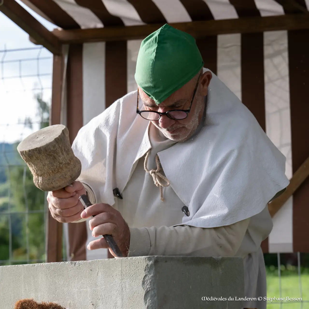 Tailleur de pierre au travail
