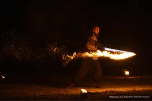 Danseur avec une épée en feu